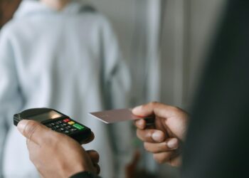 perbezaan kad kredit dan kad debit