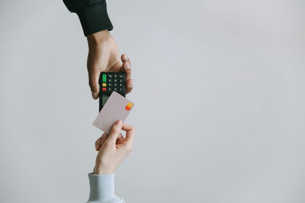 perbezaan kad kredit dan kad debit