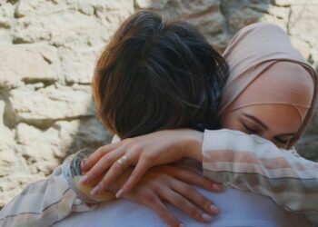 Kebaikan pelukan suami