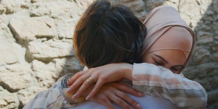 Kebaikan pelukan suami