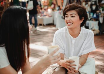 Kenapa Perempuan Suka Mengumpat Sesama Sendiri?