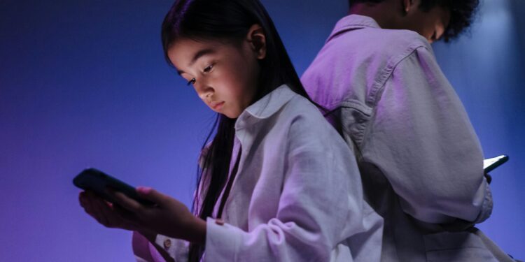 Biarkan Dia Bosan, Jangan Bagi Anak Main Gajet Telefon Pintar