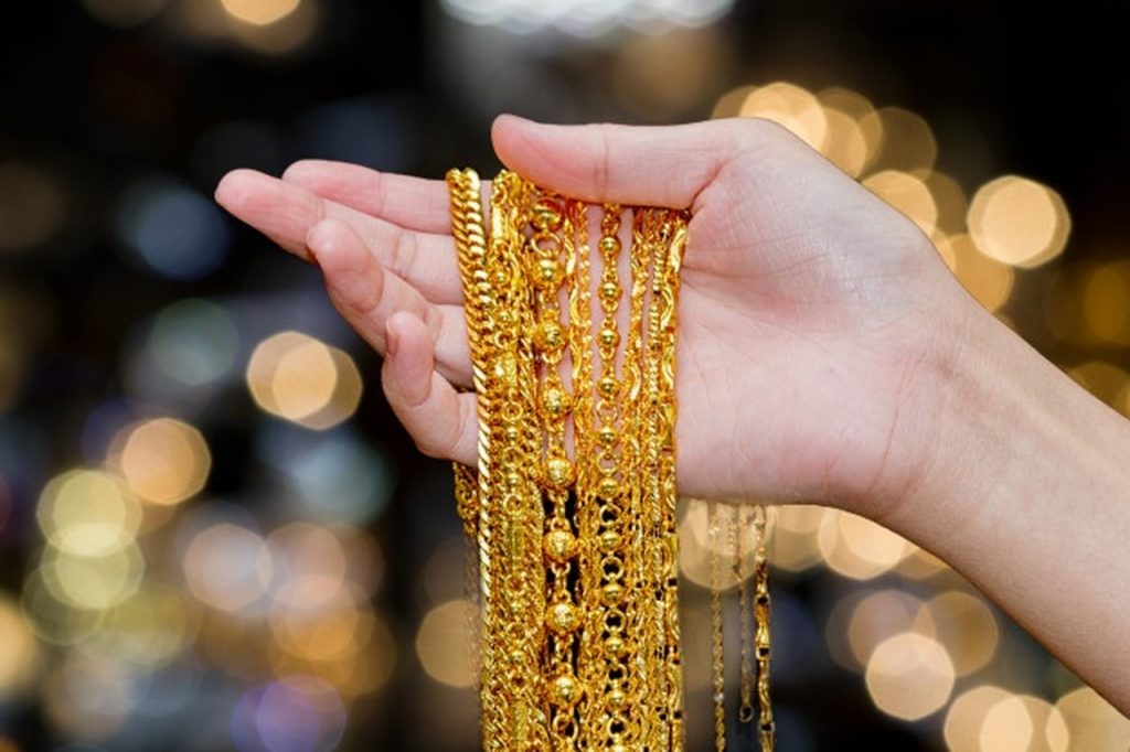 tips cara membersihkan emas