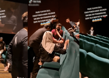 wanita dirasuk di panggung wayang-min