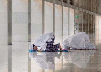 Hukum Mencium Pasangan Puasa