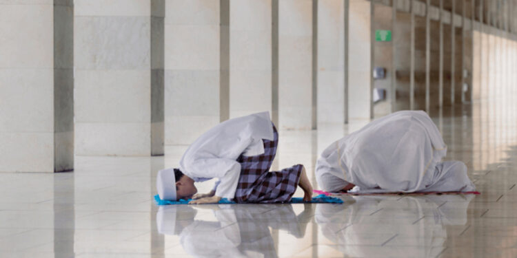 Hukum Mencium Pasangan Puasa