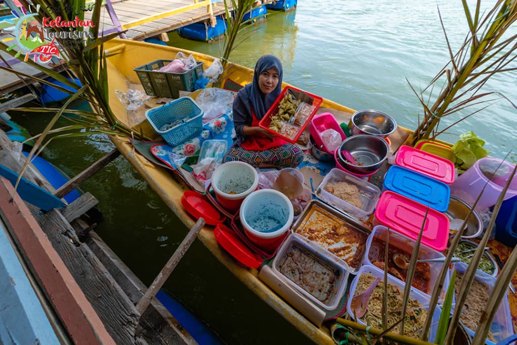 pasar terapung pengkalan datu