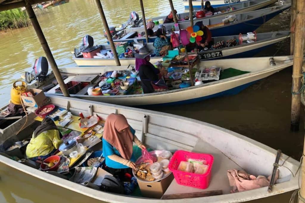 pasar terapung pulau suri di kelantan