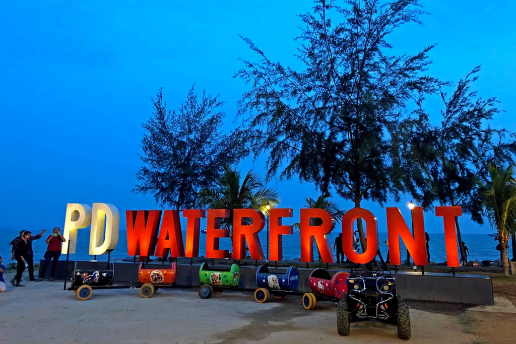 pd-waterfront-night di port dickson