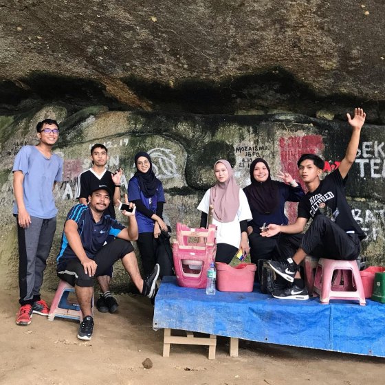 bergambar bersama rakan di gua kambing kelantan
