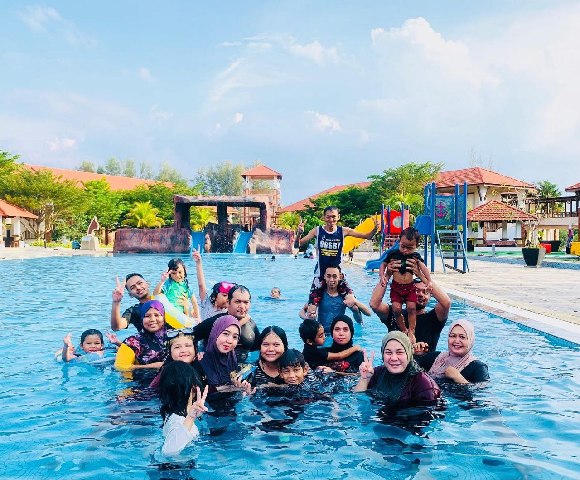 mandi manda di oudoor pool resort tok bali kelantan
