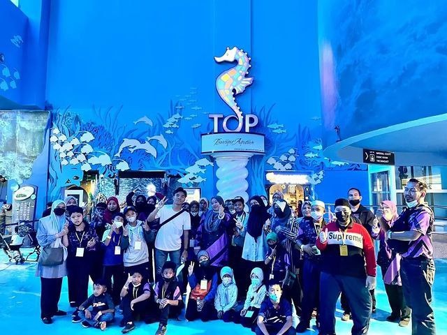 bergambar berkumpulan di top penang