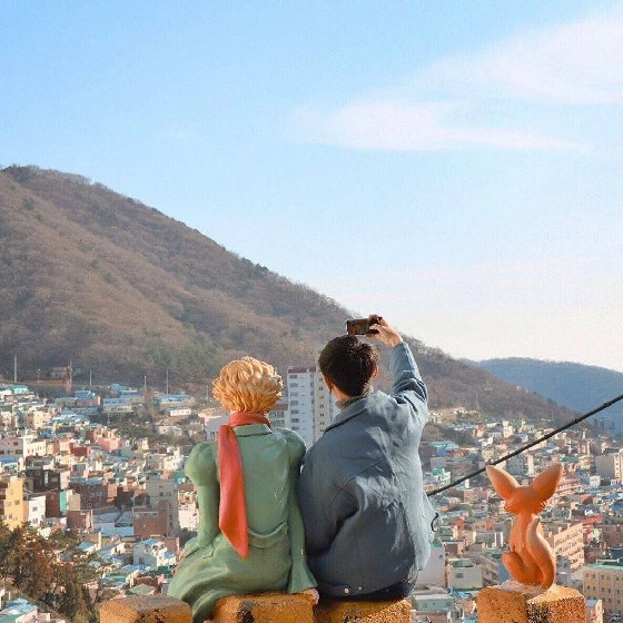 bergambar di gamcheon village korea