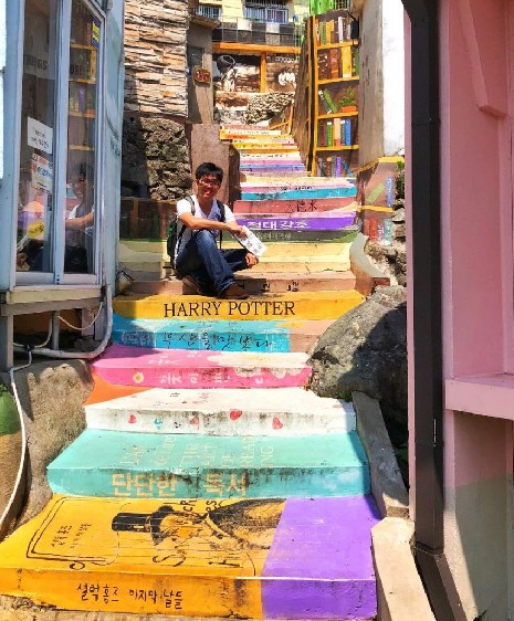 bergambar di perkampungan cantik korea