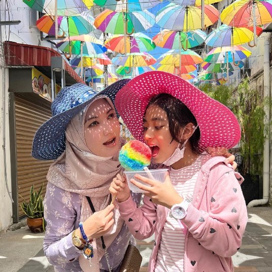 makan aiskrim bersama anak di street art penang