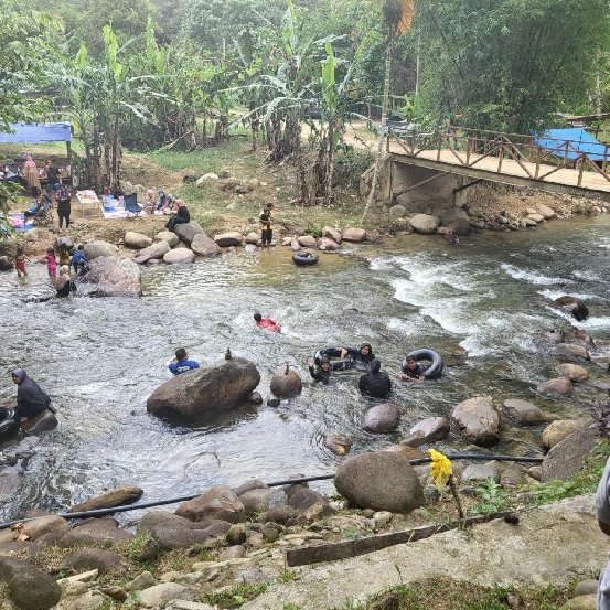 mandi bersama keluarga di sungai pangsun