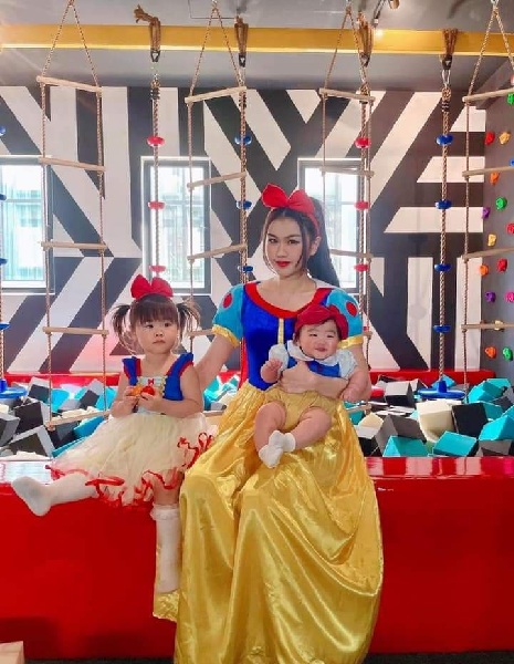 memakai pakaian snow white di kids ceo playland penang