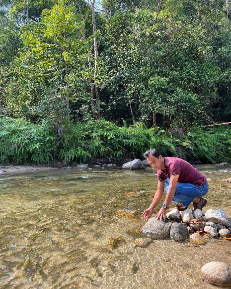 duduk di tepi sungai Selangor memberi makan ikan kelah