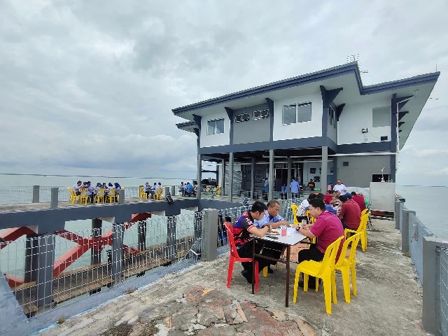 makan sambil melihat laut di sabak bernam