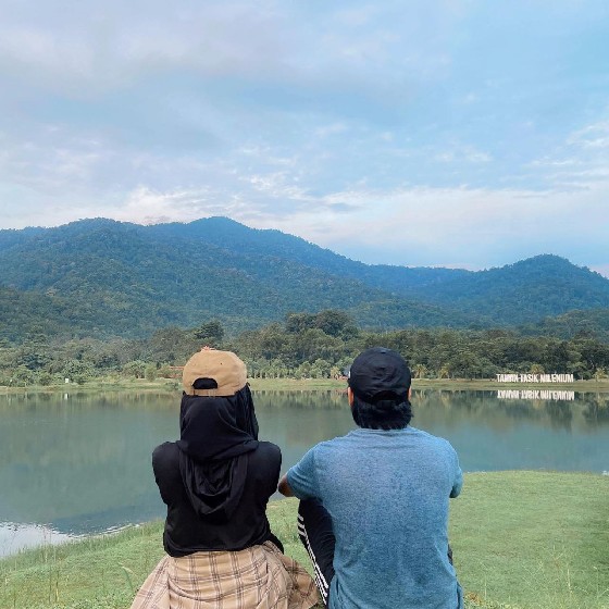 melihat pemandangan cantik di taman tasik millenium hulu selangor