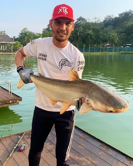 memegang ikan dipancing di fishing resort hulu langat selangor