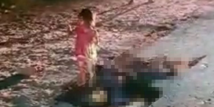 Berlumuran Darah! Seorang Kanak-Kanak Menangis Tepi Mayat Ibunya