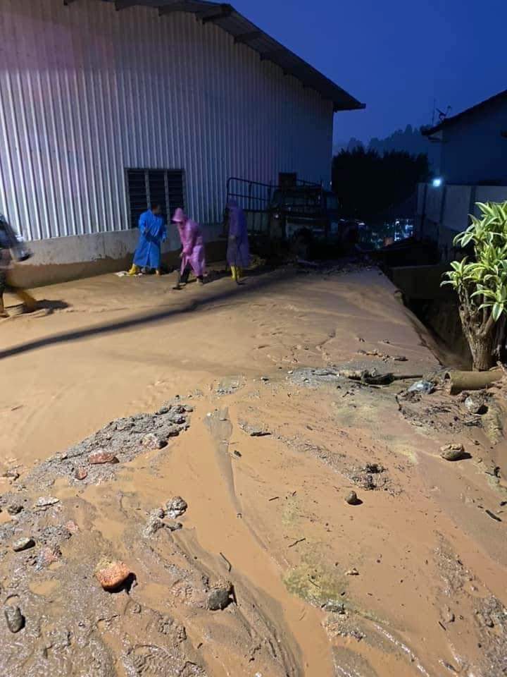 banjir di kampung raja