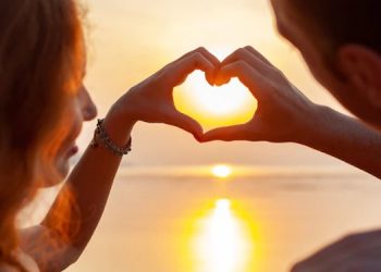 pasangan bahagia di tepi laut