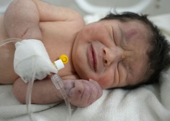 Bayi Baru Lahir Bersama Tali Pusat Berjaya Diselamatkan Dari Runtuhan