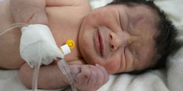 Bayi Baru Lahir Bersama Tali Pusat Berjaya Diselamatkan Dari Runtuhan