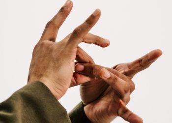 Adakah Bahasa Isyarat Bahasa Melayu Dengan Inggeris Lain?