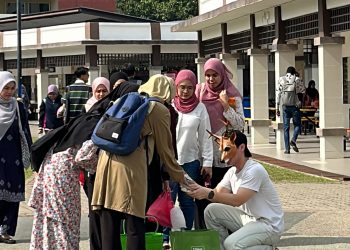 Bagi Makanan Free Untuk Student, Siapa Sebenar Disebalik Topeng Rusa Ni?