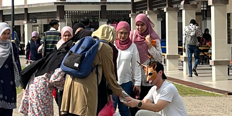 Bagi Makanan Free Untuk Student, Siapa Sebenar Disebalik Topeng Rusa Ni?