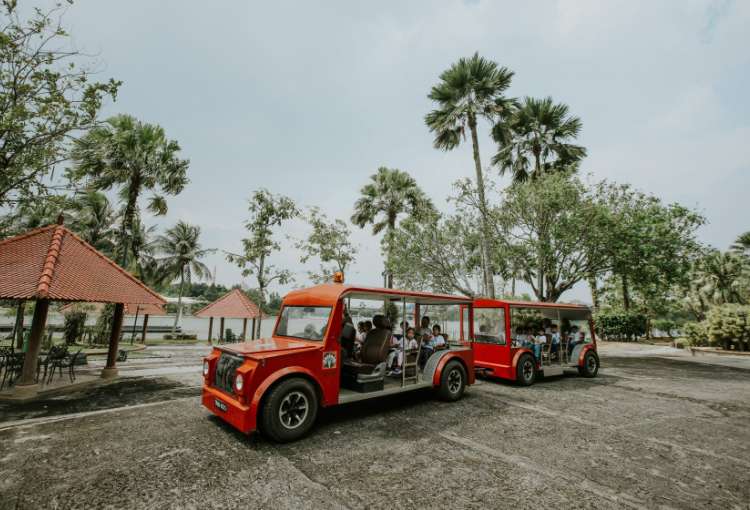 menaiki trem di taman botani putrajaya