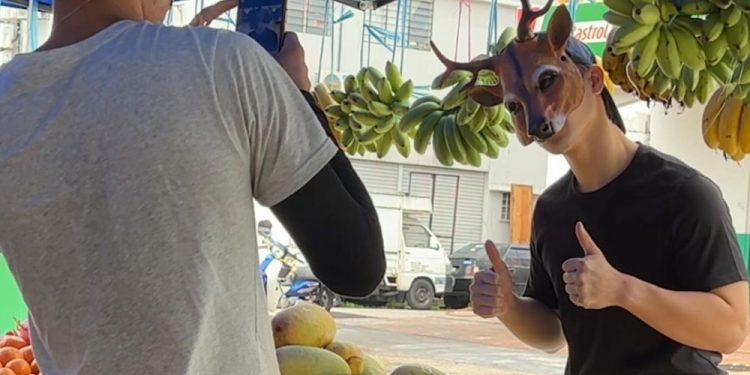 Selalu Bagi Duit & Hadiah, Siapa Pemuda Disebalik Topeng Rusa Ni?