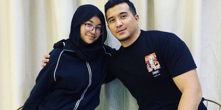 “Apa Perasaan Jadi Anak Aaron Aziz?” – Netizen Cair Tengok Aaron Layan Dwi Ariana
