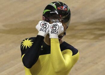 Kerana Tunjuk Sign “Save Gaza”, Azizul Hasni Awang Hampir Ditendang Dari Pentas Sukan