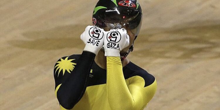 Kerana Tunjuk Sign “Save Gaza”, Azizul Hasni Awang Hampir Ditendang Dari Pentas Sukan