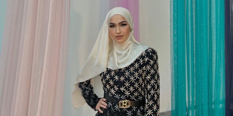 “Hot Mummy,” – Elfira Loy Kekal Gorgeous Walaupun Ada Anak Dua