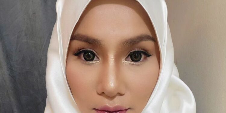 “Ingat Pakai Kain Kapan” – Kak Lina Pom Pom Sarung Hijab Jadi Perhatian Ramai