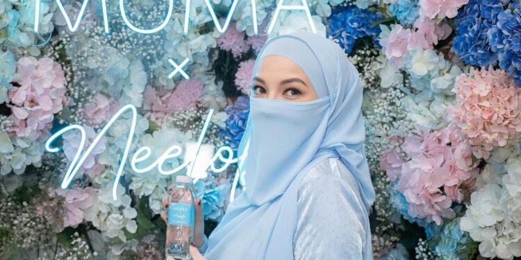 “Lepas Minum Terus Jadi Neelofa,” – Netizen Jawab Kelebihan Air Mineral Keluaran Neelofa