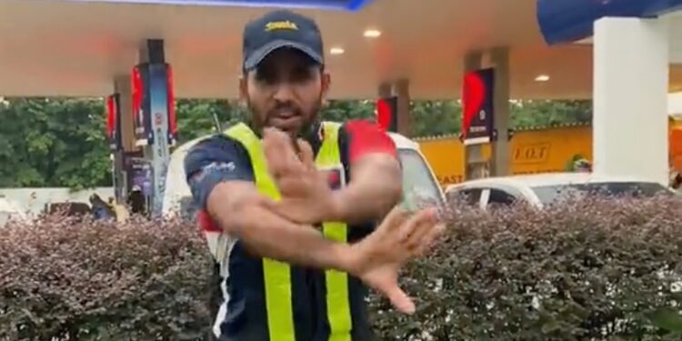 “Engsem! Pandai Joget,” – Ramai Perempuan Puji Bhaiya Petron Menari Hindustan Lembut