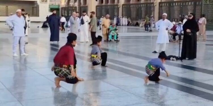 Dikatakan Demi Content, Tular Satu Video Anak-Beranak Bersilat Di Tanah Suci Mekah