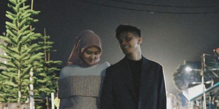 “Awak Beruntung Dapat Suami Soleh,” – Netizen Puji Haqiem Rusli Post Gambar Isteri Bertudung