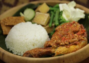 Menu Ayam Penyet Ni Dari Indonesia Ke Malaysia?