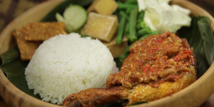 Menu Ayam Penyet Ni Dari Indonesia Ke Malaysia?