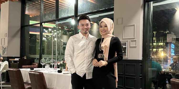 “Ada Muka Bini Pertama Dalam Ni Ke?” – Mira View Chin Buat Spot Check Beg Suaminya Ada Apa