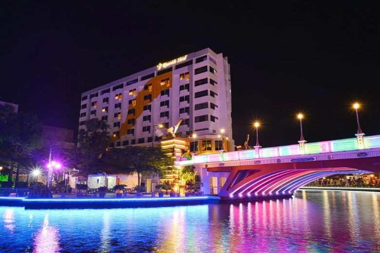riverside hotel di melaka