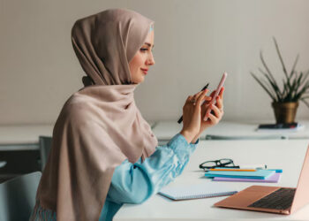 Perempuan Cantik Ditinggalkan Suami