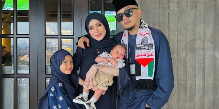 Isteri Caprice Suruh Remaja Lelaki Maki Anak Mereka Minta Maaf Dengan Cara Melutut